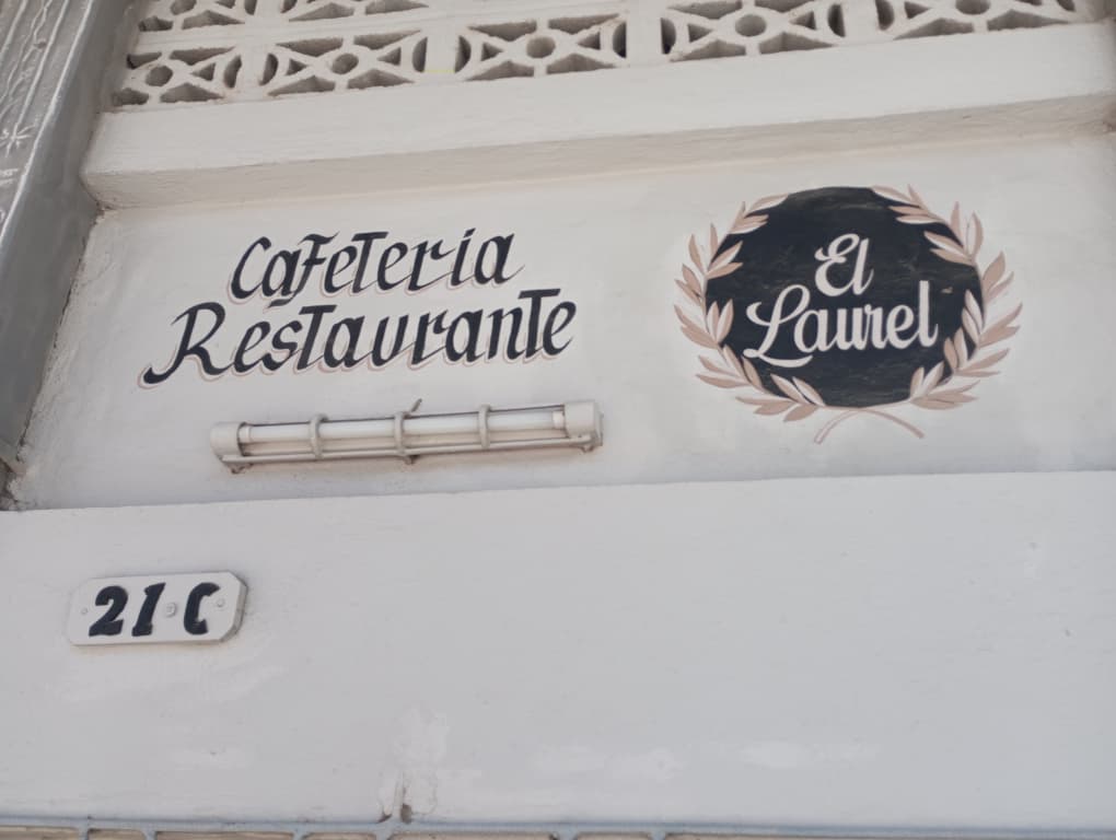 Entrada de la cafetería restaurante El Laurel
